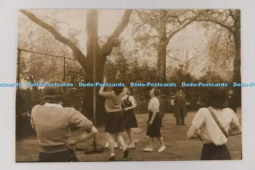 C029094 Mädchen spielen Ball. Altes Foto
