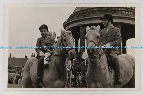 C029096 Kinder reiten mit Pferd. Altes Foto