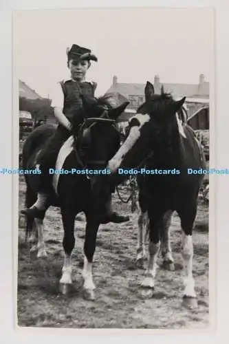 C029099 Pferde. Kinder reiten mit Pferd. Altes Foto