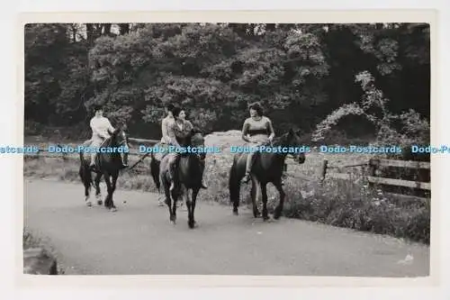 C029102 Frau reitet mit Pferd. Altes Foto