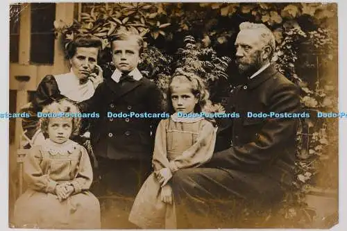 C029108 Familienfoto. Kinder mit Erwachsenen. Altes Foto