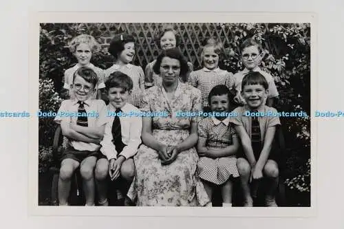 C029200 Frau mit Kindern. St. Merryn South Hall. Guildford. Velox