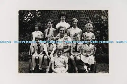 C029201 Guildford. Frau mit Kindern. St. Merryn South Hill