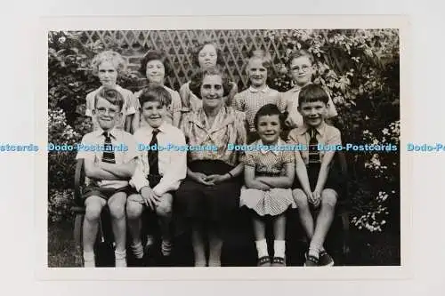 C029203 Guildford. Frau mit Kindern. St. Merryn South Hill