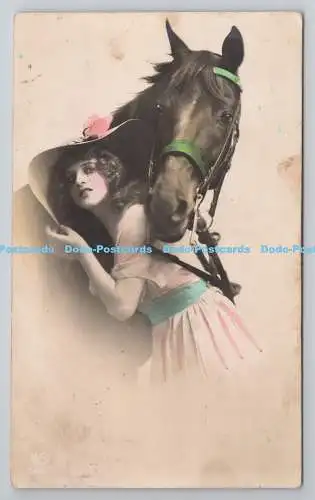 R781232 Frau mit Pferd. PM. Riga. Lettland. 1923