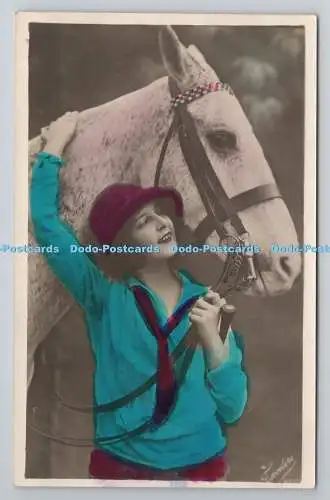 R781233 Frau mit weißem Pferd. Postkarte