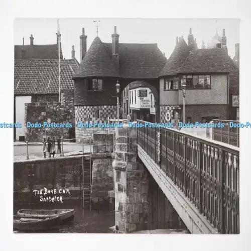 C027190 Sandwich The Barbican A Gundry Chain Studio