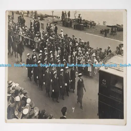 C027278 Männer und Frauen in The Uniforms Marching on the Street British Made