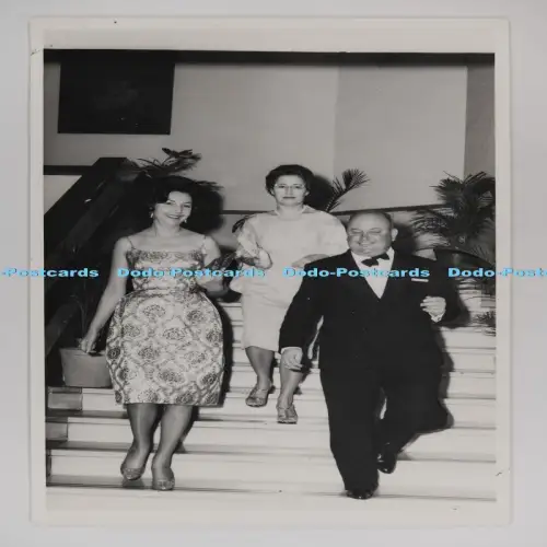 C027423 Hong Kong Man With Two Women Mainland Studio 44 Carnarvon Road Kowloon