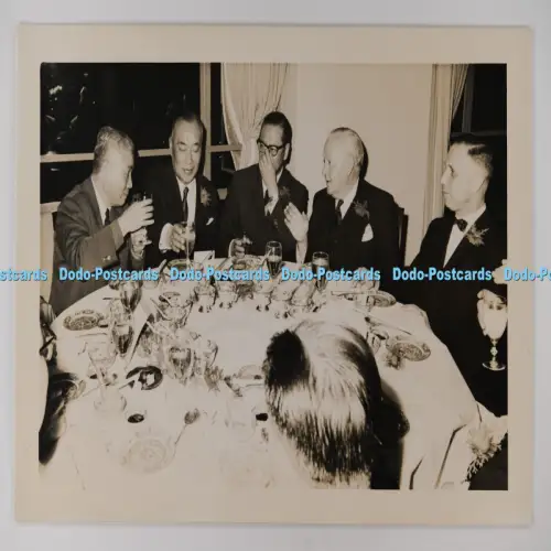 C027428 Hongkong Männer sitzen am Tisch trinken und essen