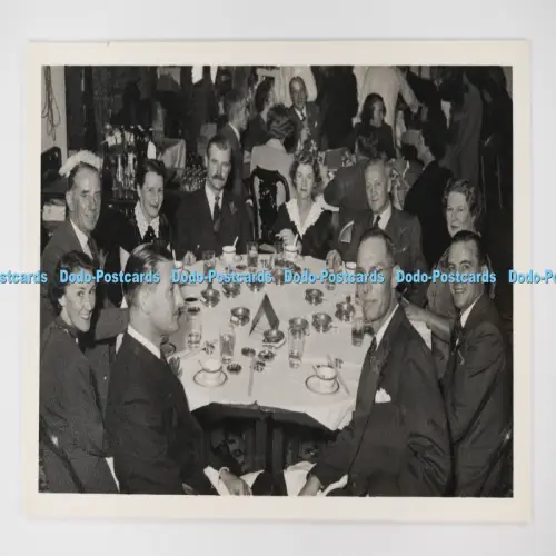 C027429 Hongkong Männer und Frauen sitzen am Tisch Francis Wu Studio 2 Gloucester
