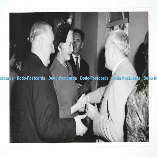 C027432 Hong Kong Woman With Men Shake Hands Mainland Studio 44 Carnarvon Road K