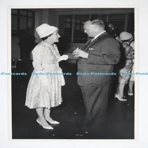 C027448 Hongkong Mann und Frau Mann im Anzug Frau im Kleid Ming Yuen Stu