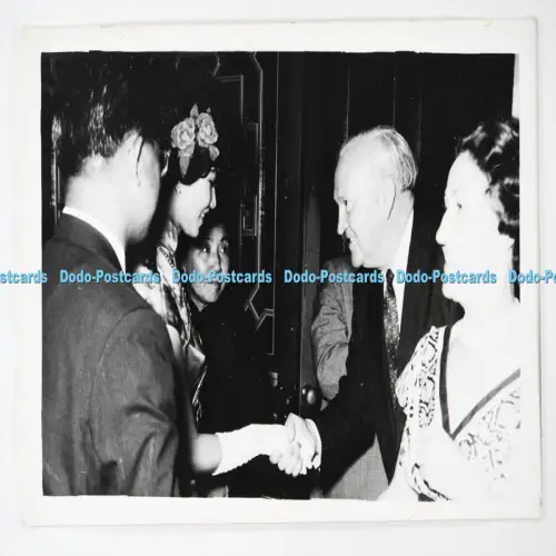 C027451 Hongkong Mann Hand schütteln Frau