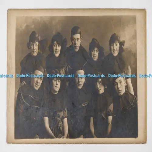 C029524 Postkarte Männer und Frauen in dunkler Kleidung