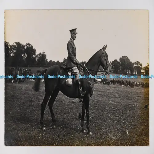 C029602 Mann in Uniform Reitet mit Pferd F W Foulsham