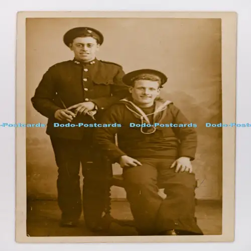 C029754 Zwei Männer in Uniformen HMS New Zealand Gale Studios Manchester Postkarte