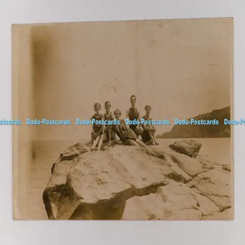 C029758 Männer und Frauen sitzen auf dem Felsen
