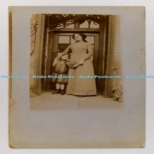 C029759 Frau mit Mädchen an den Haustüren