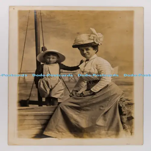 C029760 Frau mit Kindern A E Lesen Great Yarmouth