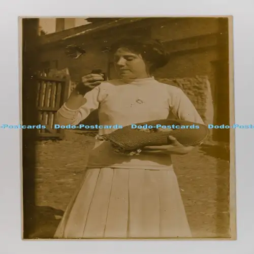 C029762 Postkarte Frau mit Hut und Hühnern
