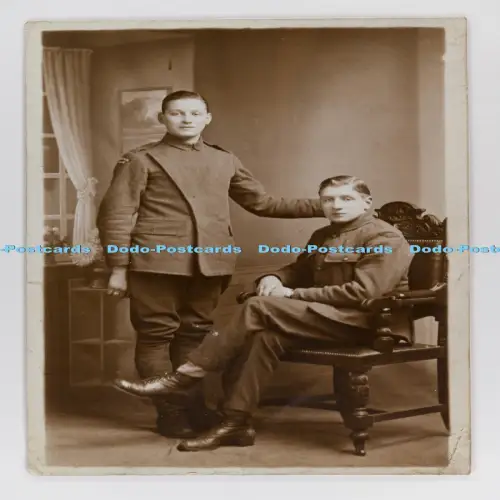 C029770 Zwei junge Männer in Uniformen British Made