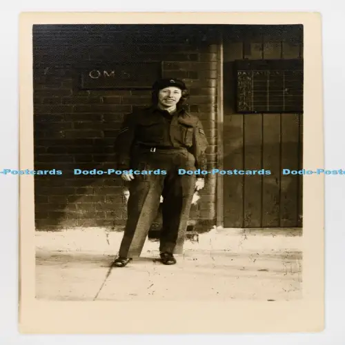 C029776 Frau in Uniform zu Hause