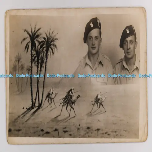 C029777 Zwei Männer in Uniform Wüstenkamele