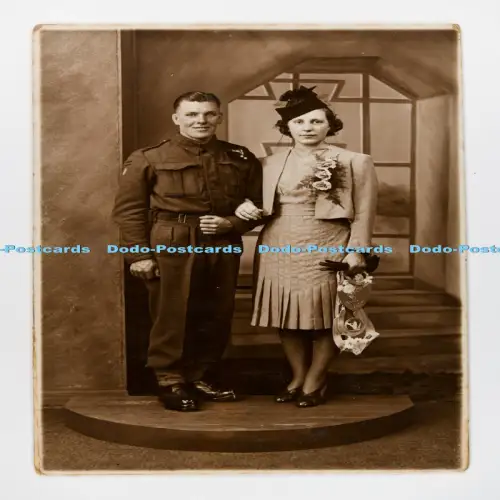C029778 Mann in Uniform mit Frau F Brierley Oldham