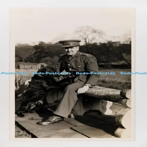 C029779 Mann in Uniform mit Hund L T K
