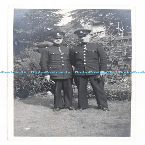 C029782 Zwei Männer in Uniform stehend im Garten