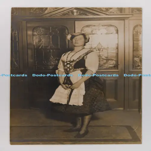 C029785 Frau trägt langes Kleid Postkarte