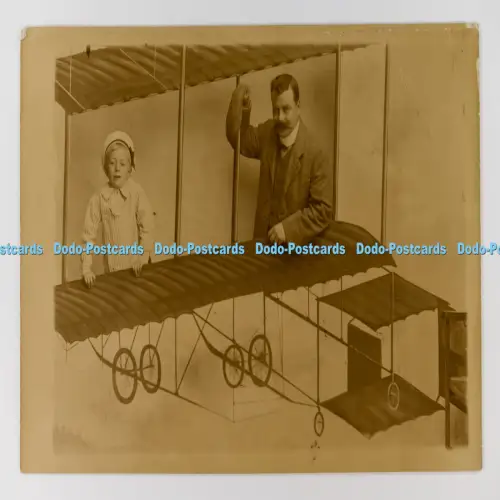 C029787 Mann und Kinder im Flugzeug Cooper Bros Blackpool 1910