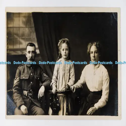 C029791 Mann in Uniform mit Kindern und Frau