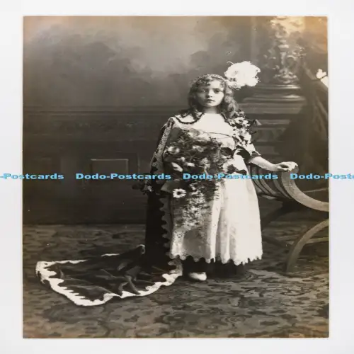 C029793 Mädchen mit Blumen Pollard Graham Derby