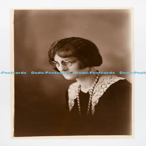 C029796 Frau trägt Brille kurze Haare The Strand Studios Hanley