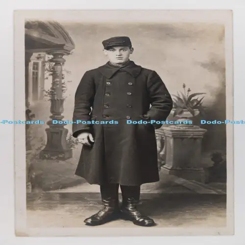 C029805 Yorker Mann mit Mantel und Hut T J Hanstock Postkarte