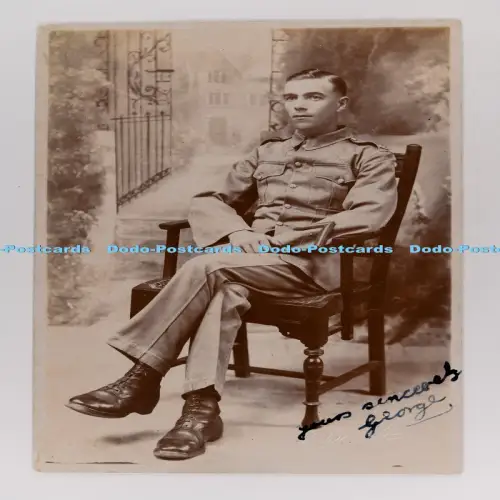 C029840 Mann in Uniform sitzt auf dem Stuhl