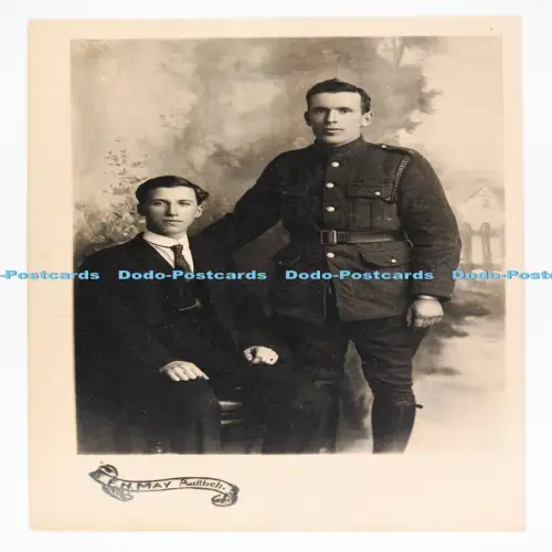 C029843 Mann in Uniform und Mann im Anzug F H Mai