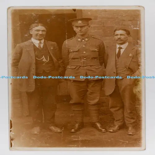 C029844 Mann in Uniform und zwei Männer in Anzügen
