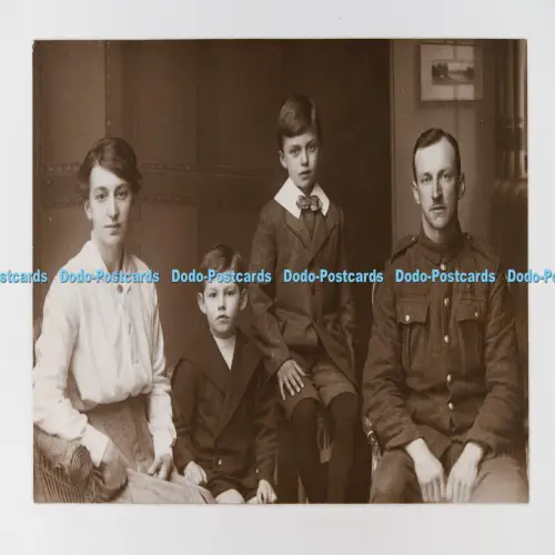 C029845 Holmfirth Mann und Frau mit Kindern