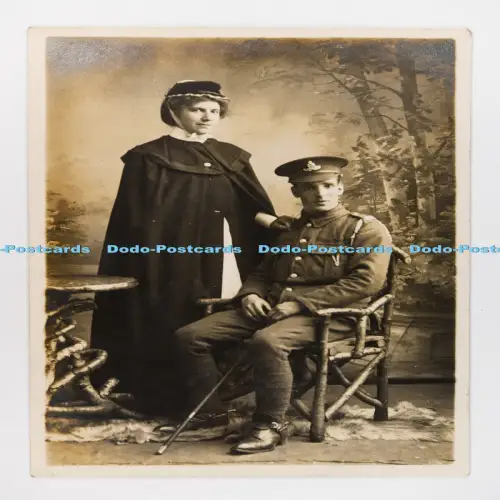 C029846 Mann in Uniform mit Frau