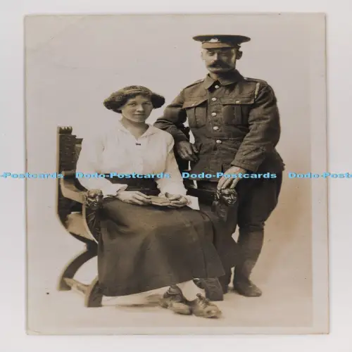 C029847 Mann in Uniform Frau sitzt auf dem Stuhl
