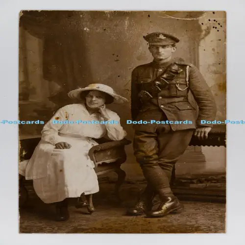 C029848 Mann in Uniform Frau sitzt auf dem Stuhl British Made
