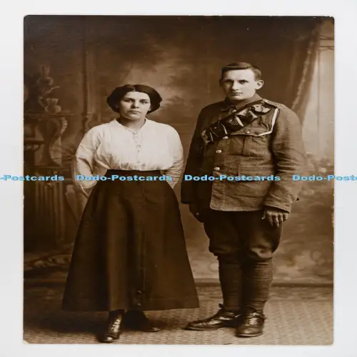 C029856 Mann in Uniform mit Frau im Zimmer Heawood Hinckley