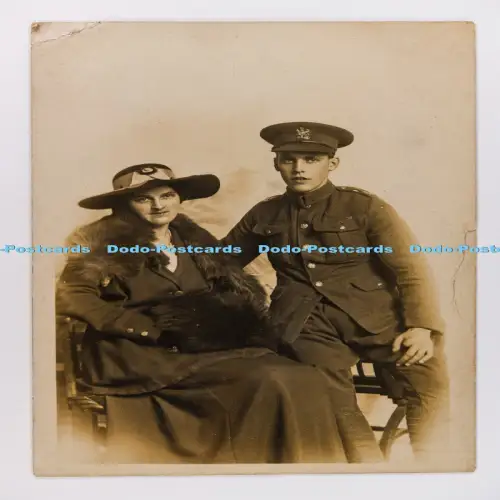C029857 Derby Mann in Uniform Frau sitzt auf dem Stuhl Pollard Graham