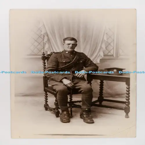 C029862 Mann in Uniform sitzt auf dem Stuhl British Made Postkarte