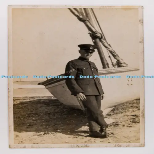 C029867 Mann in Uniform steht neben dem Boot