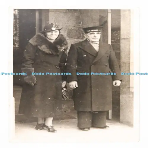 C029878 Mann in Uniform H M S Sieg mit Frau
