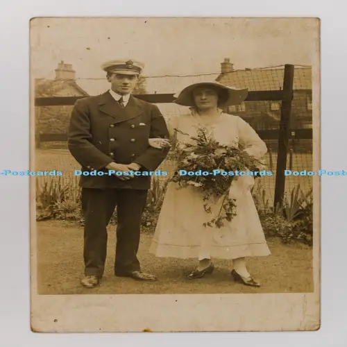C029880 Mann und Frau Frau hält Blumen Lytton